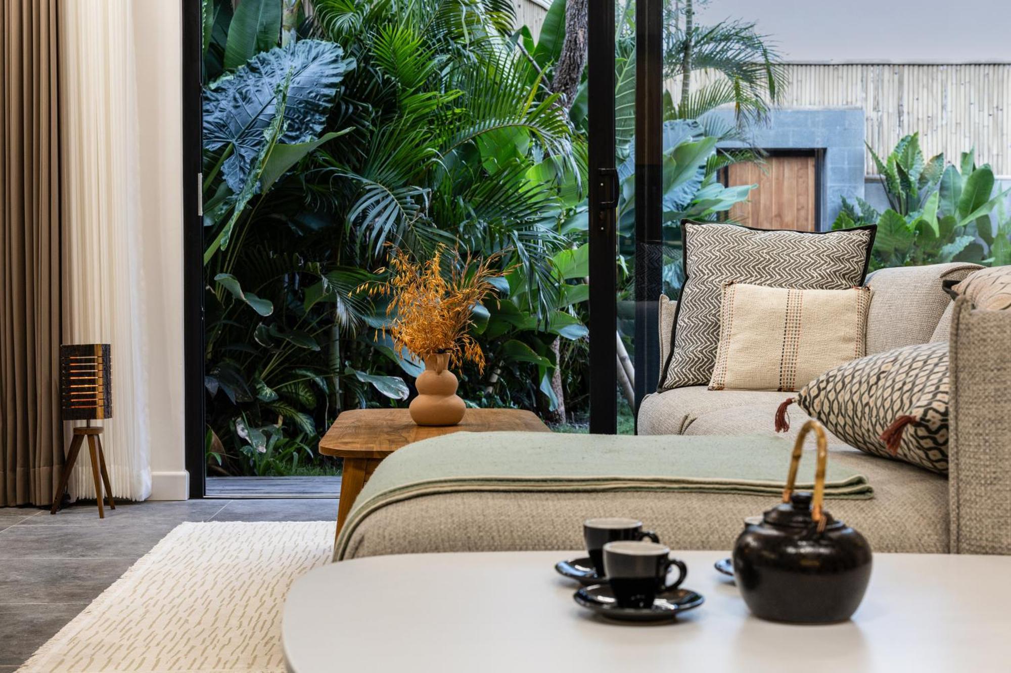 New Luxe 3br I Soundproof I Kids Free I Huge Parking I 7 M Pool Canggu (Bali)