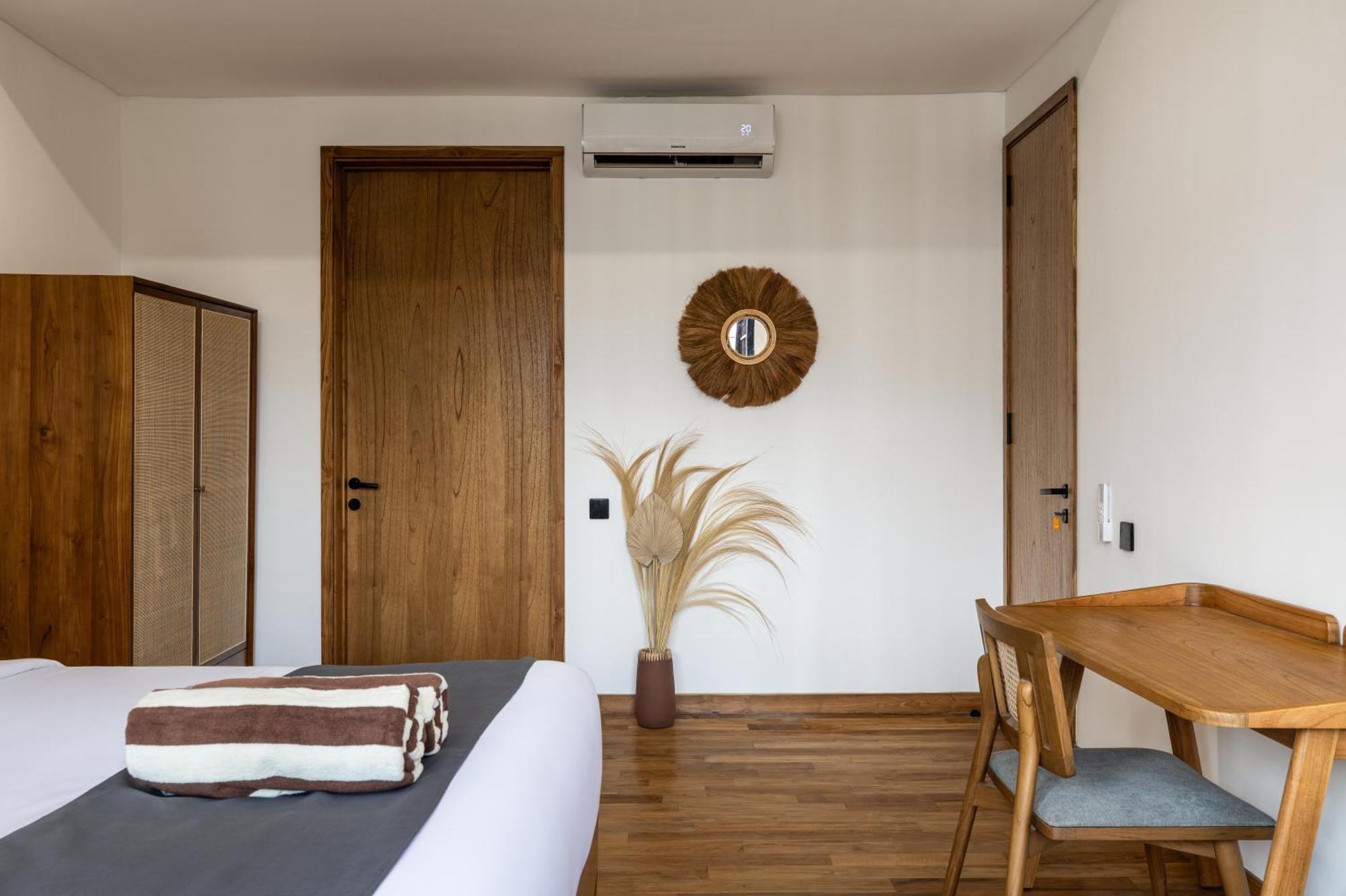 New Luxe 3br I Soundproof I Kids Free I Huge Parking I 7 M Pool * Canggu (Bali)